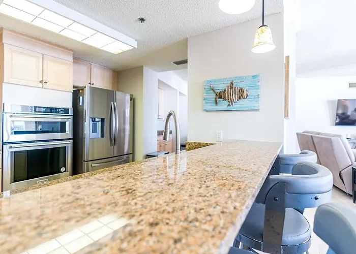 Club 1705b By Youngs Suncoast Apartment