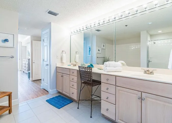 Club 1705b By Youngs Suncoast